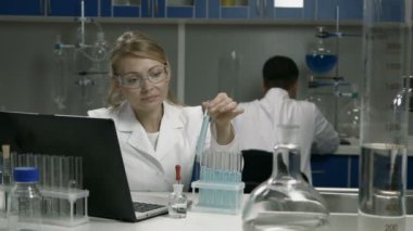 Kadın bilim laboratuarında bir deney