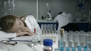 Laboratuvar iş yerinde üstünde uyumak yorgun bilim adamları