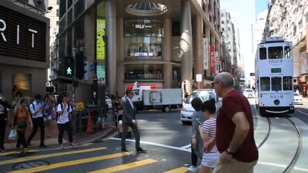 Азиаты ходят по пешеходному переходу в Гонконге — стоковое видео