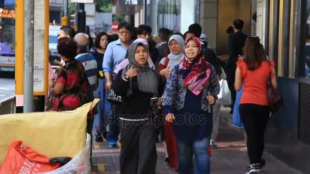 Mensen lopen overvolle straat in Aziatische stad — Stockvideo