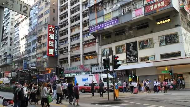 Pessoas ocupadas da cidade na travessia de zebra em Hong Kong — Vídeo de Stock