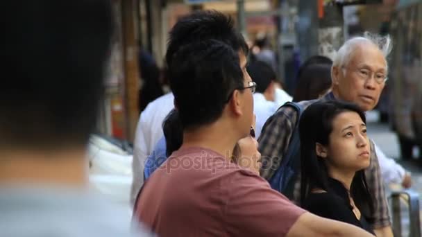 Pedestres em moderno asiático cidade rua — Vídeo de Stock