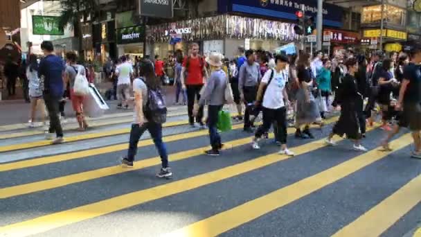 Diversa gente cruzando la calle de la ciudad en cebra — Vídeo de stock