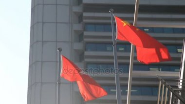 Çin ve Hong Kong rüzgarda sallayarak bayrakları