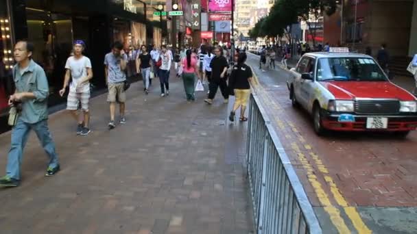 Ocupada gente de la ciudad multitud caminando por la calle — Vídeo de stock