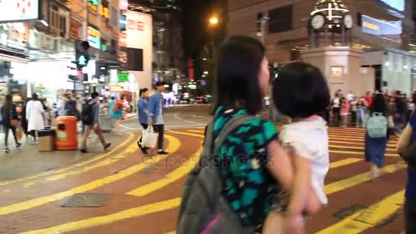 Los peatones en cebra cruzan la calle por la noche — Vídeo de stock
