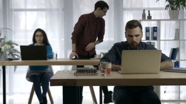 Office projesinde tartışırken olumlu iş arkadaşları