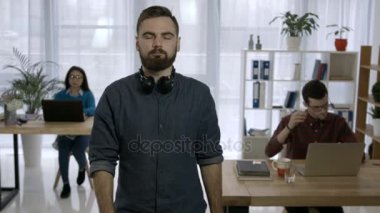 İşyerinde sakallı genç hipster portresi