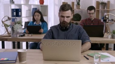 İşadamı office kollarında germe masasında