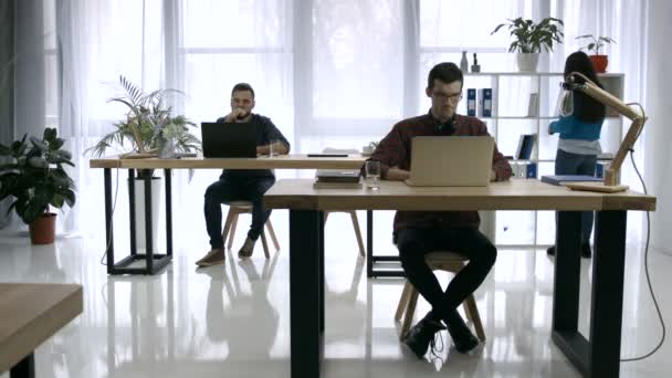 Affärsmän som arbetar tillsammans på kontoret — Stockvideo