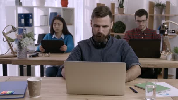 Homme d'affaires sur le bureau étirant les bras dans le bureau — Video