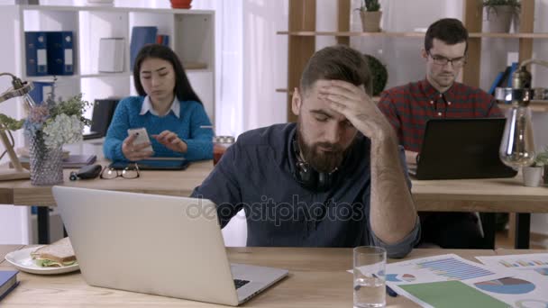 Büroangestellte trinkt Schmerzmittel — Stockvideo