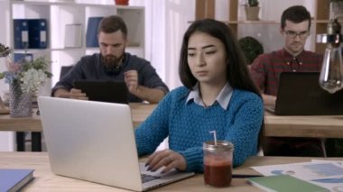 Belgeler ve dizüstü Office ile çalışan kadın