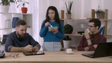 Geçici iş takım olan öğle tatilinde office