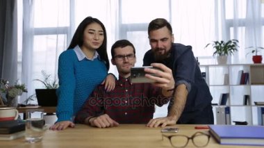 Kendi portresi göreve geçici iş arkadaşları