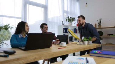 Tenis raketi ile eğleniyor ofis çalışanı