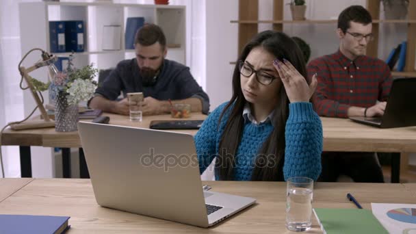 Geschäftsfrau leidet unter Kopfschmerzen am Arbeitsplatz — Stockvideo