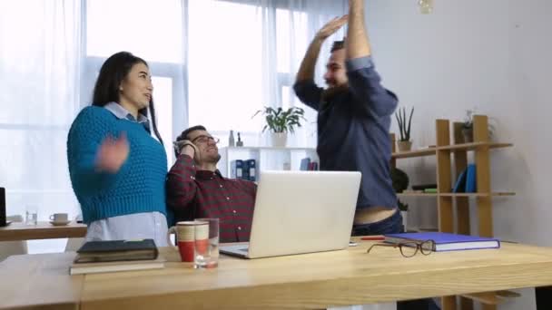 Üzleti csapat ünnepli a hivatalban jó munkát — Stock videók