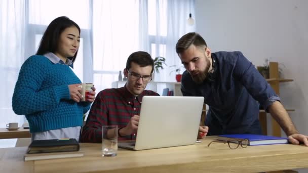 Opstarten bedrijf team brainstormen op Bureau — Stockvideo