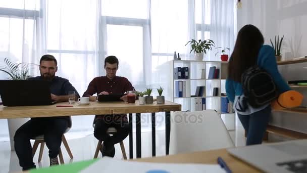 Yoga mat ile çalışmak için gelen kadın sportif ofis — Stok video