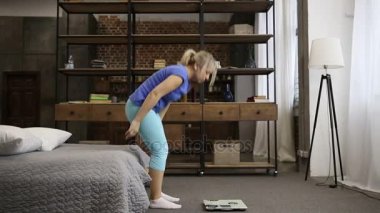 Kadın kapalı kilo alımı ile mutsuz