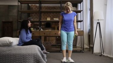 Gülümseyen kadın numaraları ölçekte hakkında mutlu