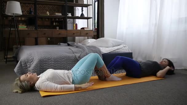 Mujeres positivas haciendo ejercicio haciendo abdominales en casa — Vídeo de stock