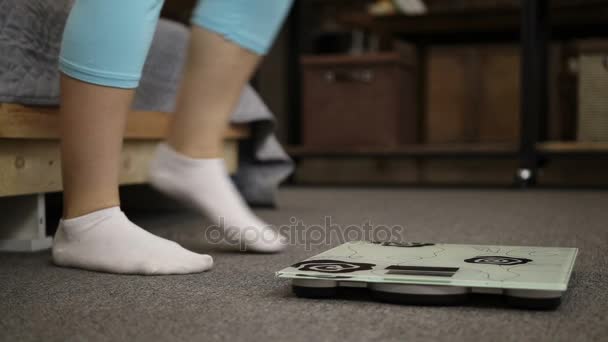 Ağırlık ölçekte ayakta çoraplı kadın ayakları — Stok video