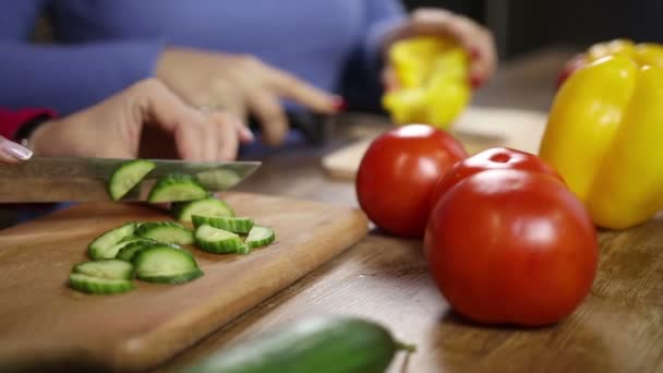 Mulheres mãos cortando legumes na cozinha — Vídeo de Stock