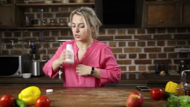 Stresovaní žena spěchá pro práci v kuchyni — Stock video