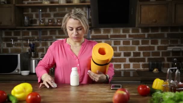 Свободная женщина готовится к фитнесу на кухне — стоковое видео