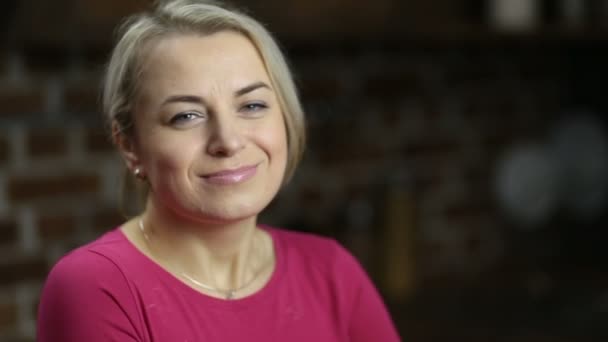 Porträt einer eleganten Frau mittleren Alters, die lächelt — Stockvideo