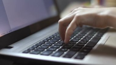Childs'ın elleri tipik dizüstü klavye