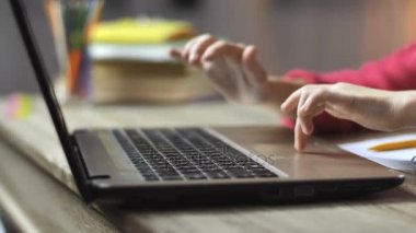 Küçük kızlar eller üstünde bilgisayar klavye kapalı