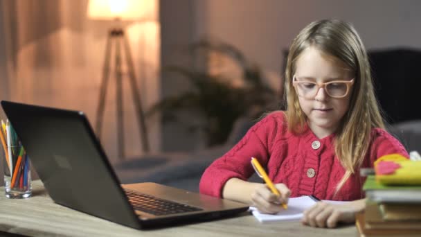 Mooie meisje e-learning met laptop thuis — Stockvideo