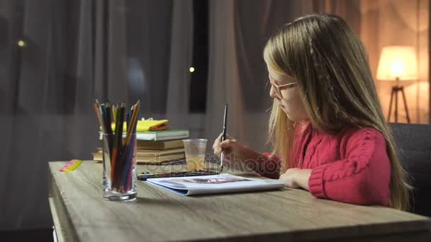 Creatieve meisje schilderij foto met kleurrijke verf — Stockvideo