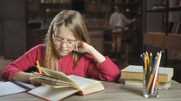 Slim meisje huiswerk voor middenschool — Stockvideo