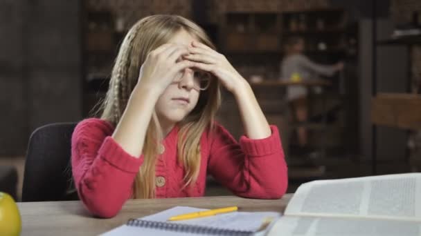 Cansado bonito menina da escola com dificuldades de aprendizagem — Vídeo de Stock