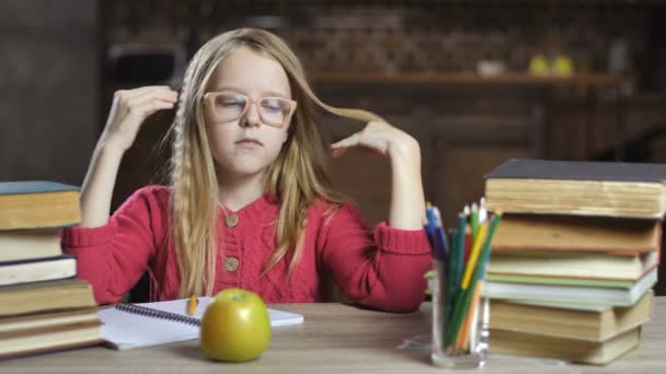 Девочка страдает от головной боли во время выполнения домашней работы — стоковое видео