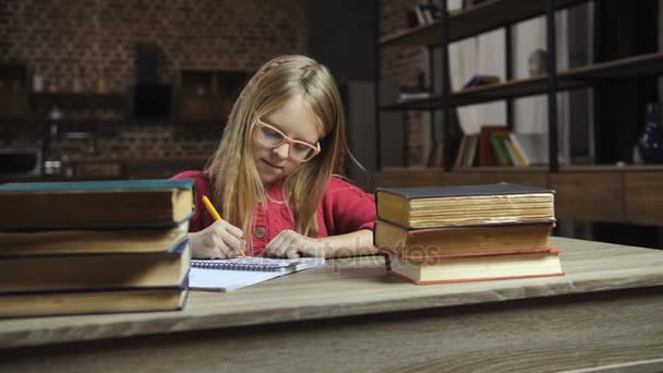 Chica enojada tirando libros de la mesa en casa — Vídeos de Stock