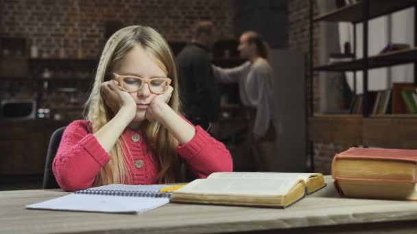 Menina perturbada estudando enquanto seus pais brigam — Vídeo de Stock