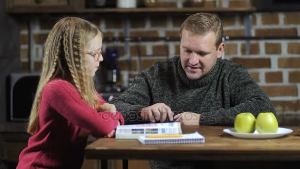 Stay-at-home pai ajudando filha com estudos — Vídeo de Stock