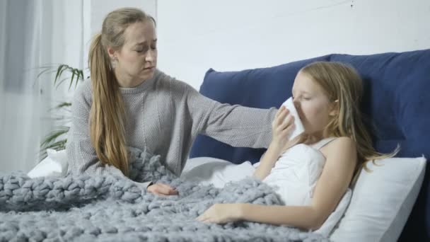 Mère allaitant sa fille malade au lit à la maison 