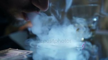 Erkek exhaling nargile kokain duman Close-Up