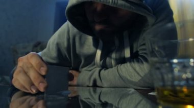 Kokain satır tablo üzerinde çalıştı bir adam portresi