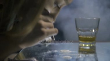 Yakın çekim erkek ayna kokain hatta burundan enfiye şeklinde çekmek