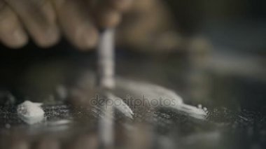 Aşırı yakın çekim erkek kokain satır burundan enfiye şeklinde çekmek