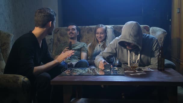 Junge Drogenabhängige sitzen drinnen auf der Couch — Stockvideo