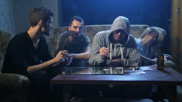 Quatro viciados em drogas que usam cocaína dentro de casa à noite — Vídeo de Stock