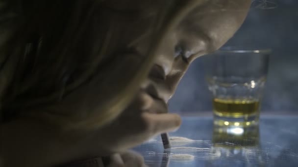 Close-up perempuan mendengus garis kokain di cermin — Stok Video